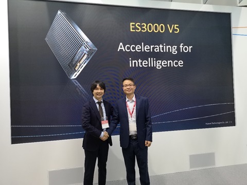 Huawei's Zhao Chunhui and TMC's Atsushi Inoue shake hands during the release of the ES3000 V5 SSD